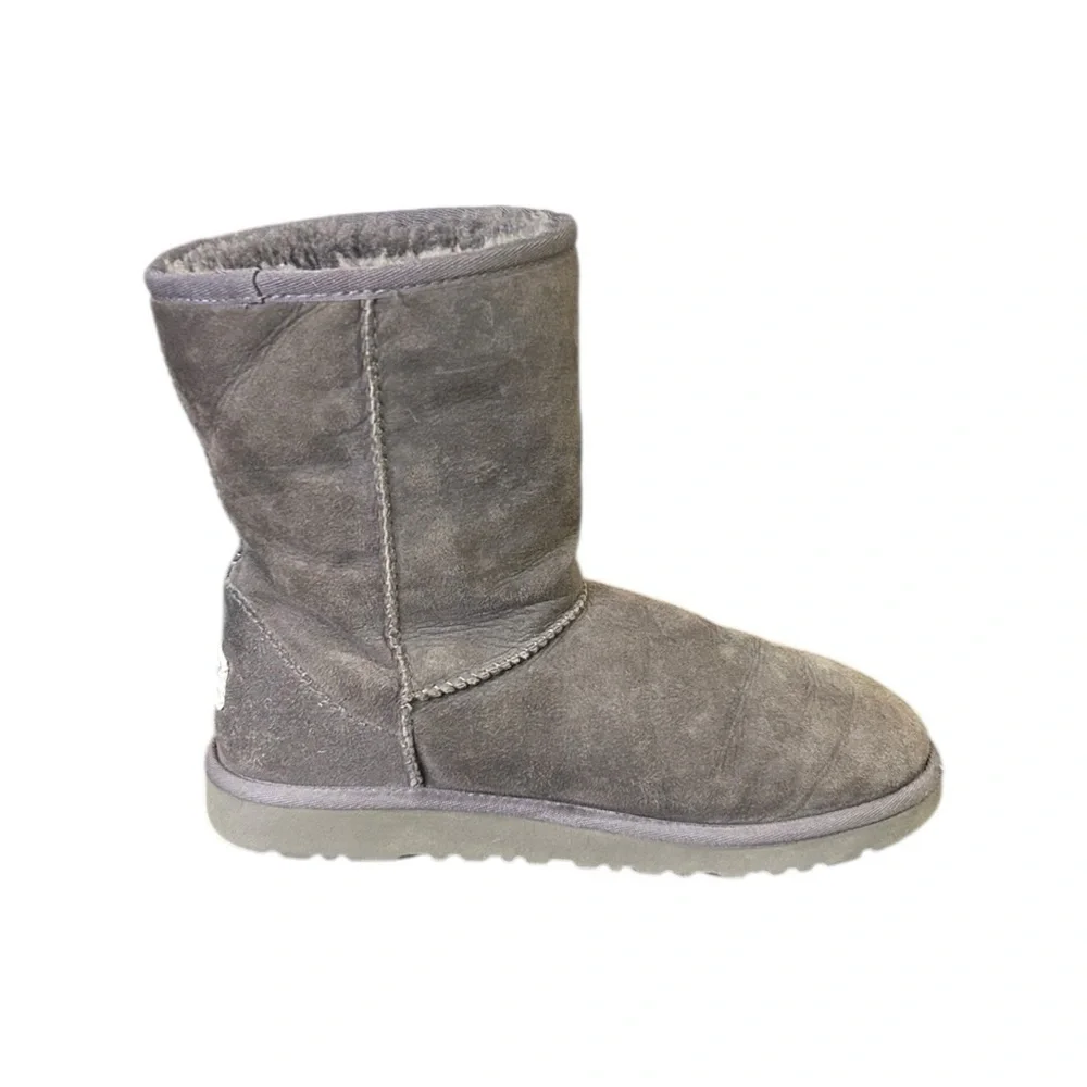 UGG Women’s Classic Short Grey Suede Boots 5251 Size 6
